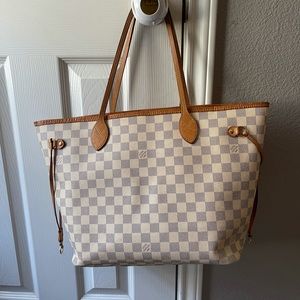 White Louis Vuitton neverfull bag